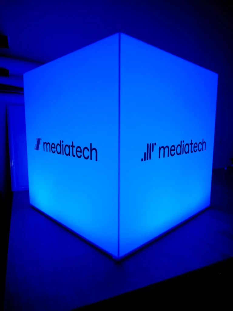 Šviečiantis RGB LED kubas reklamai