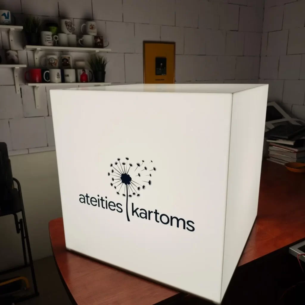 Šviečiantis kubas reklamai
