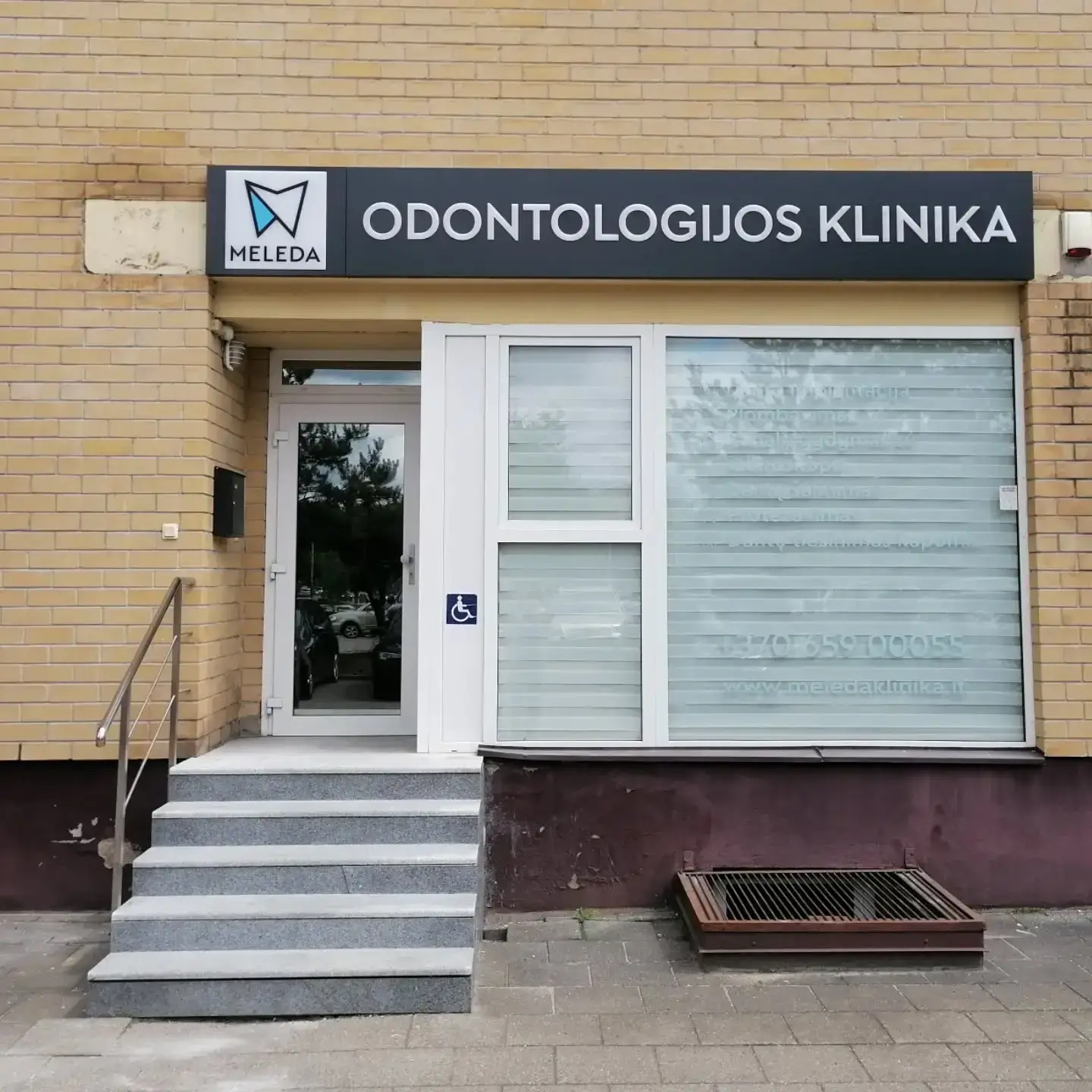 Šviesdėžė su inkrustuotomis šviečiančiomis raidėmis